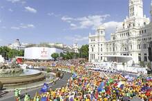 Papa Benedicto with young people in Plaza de Cibeles at JMJ Madrid, 18 August 2011.