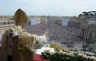 Papa Benedetto blessing the crowds in St Peter's Square