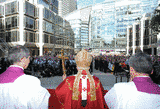 Papa Benedict XVI on the steps of Westminster Cathedral with young people during his 2010 apostolic pilgrimage to the UK