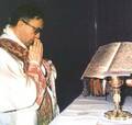 St Josemaria Escriva celebratins Mass